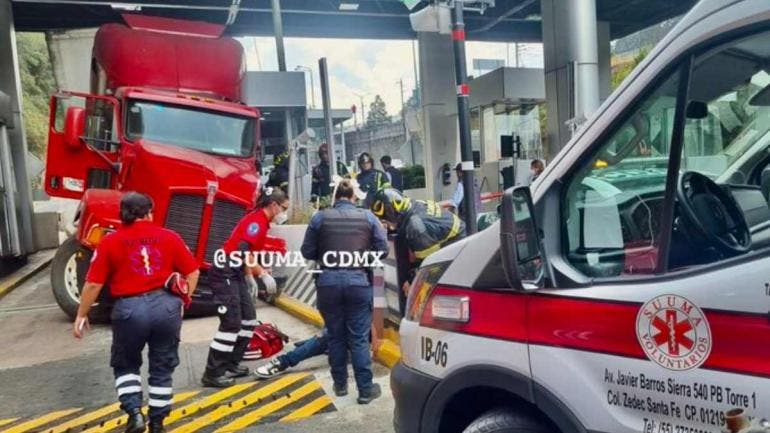 Tráiler se impacta contra caseta de cobro en la Autopista México-Toluca