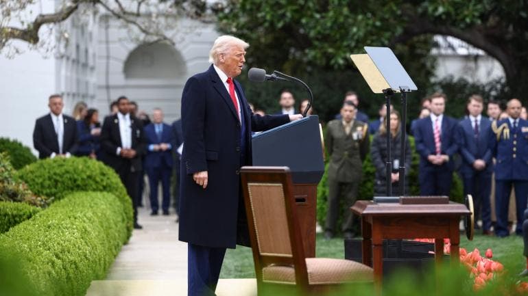 Trump anuncia aranceles 25 por ciento autos