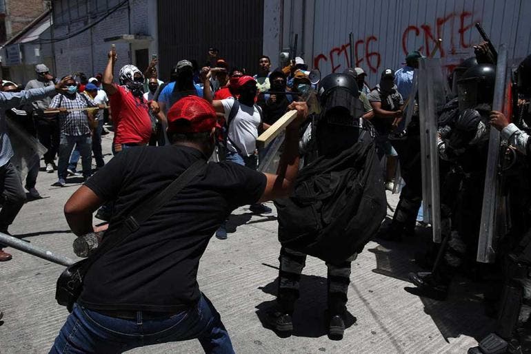 Maestros de la CETEG se enfrentan a agentes de la GN en Chilpancingo (EFE)