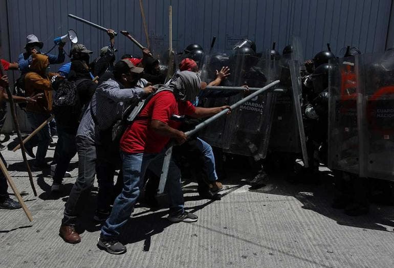 Maestros de la CETEG se enfrentan a agentes de la GN en Chilpancingo (EFE)