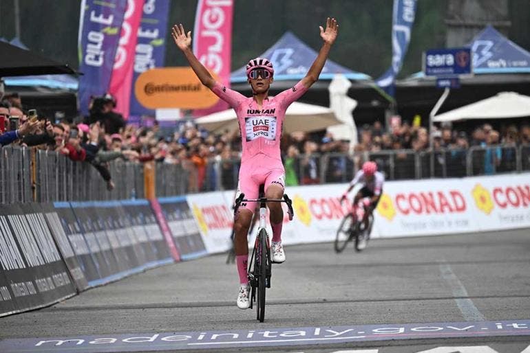 ¡Histórico! Isaac del Toro gana etapa en el Giro de Italia y sigue de líder  (EFE)