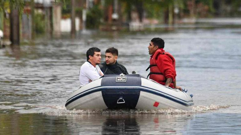 Evacúan a casi tres mil personas por temporal en provincia de Buenos Aires