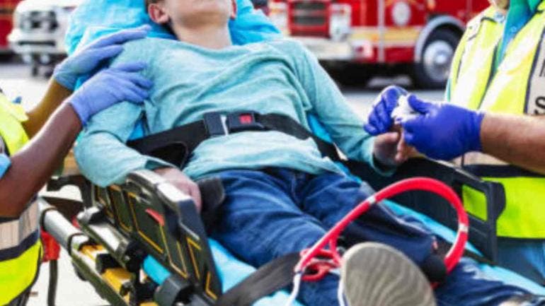 Hombre da brutal golpiza a adolescente por hablarle a su novia en Torreón