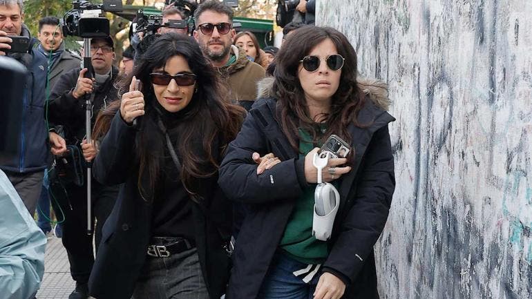 Las hijas de Diego Maradona, Gianina Maradona (i) y Dalma Maradona asisten al juicio por la muerte de su padre este jueves, en Buenos Aires