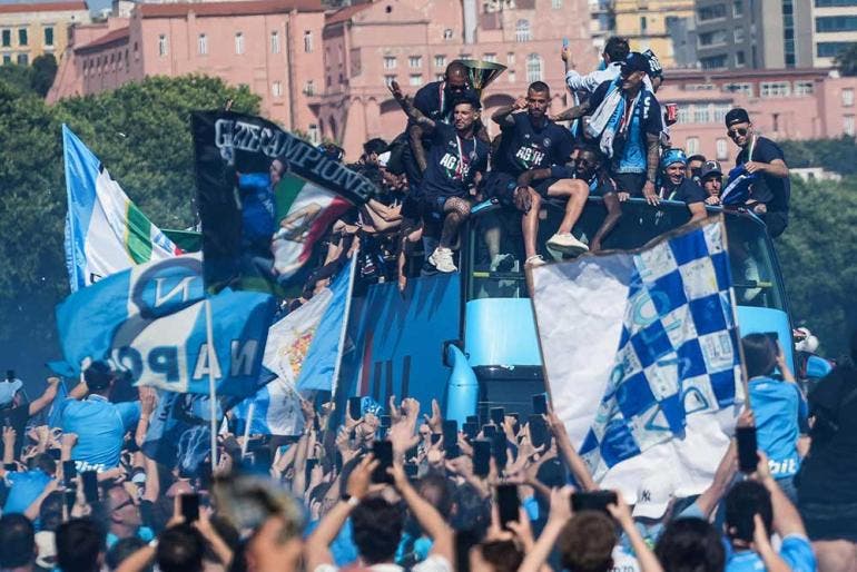 Nápoles de fiesta en sus calles, más de 200 mil celebran el cuarto 'Scudetto'  (EFE)