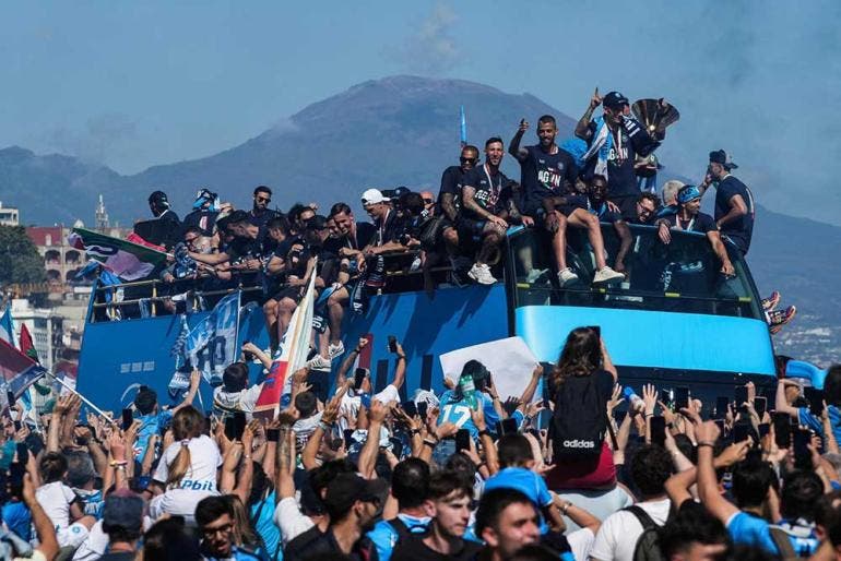 Nápoles de fiesta en sus calles, más de 200 mil celebran el cuarto 'Scudetto'  (EFE)