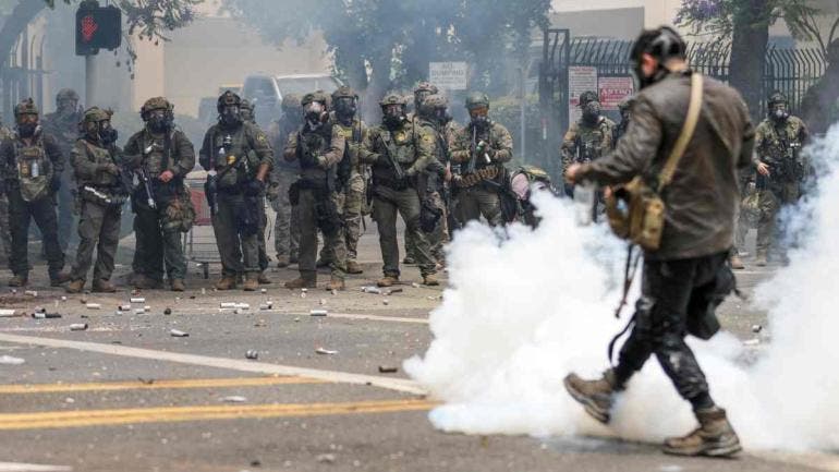 FOTOS  Redadas migratorias en LA provocan caos y enfrentamientos 
