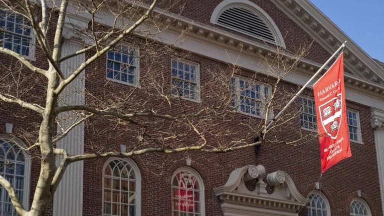 Juez bloquea indefinidamente veto de Trump a estudiantes extranjeros en Harvard