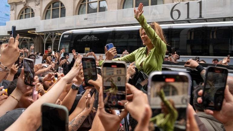 Karol G sorprende a sus fans en el pop up de ‘Tropicoqueta’ en Nueva York