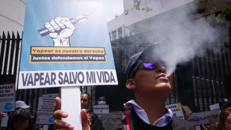 protestan activistas contra prohibicion vapeadores
