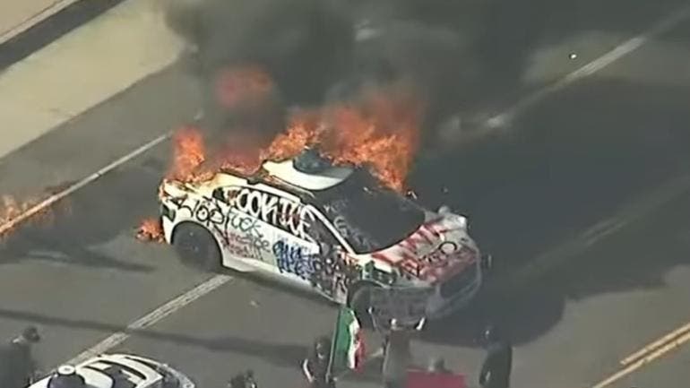 queman autos Waymo protestas Los Angeles