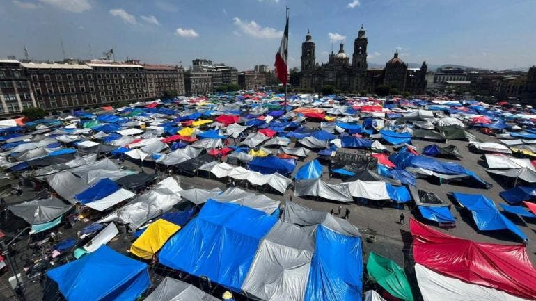 Seccion 22 CNTE comienza quitar planton Zocalo CDMX