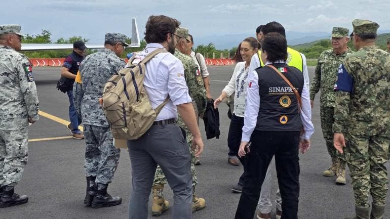 Sheinbaum sobrevuela zonas afectadas por paso de huracán ‘Erick’ en Oaxaca