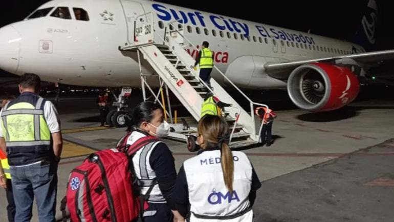 aterriza emergencia avion AICM embarazada