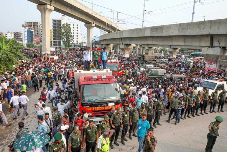 Avión se estrella contra campus universitario en Bangladesh, suman 16 muertos (Fotos: EFE)