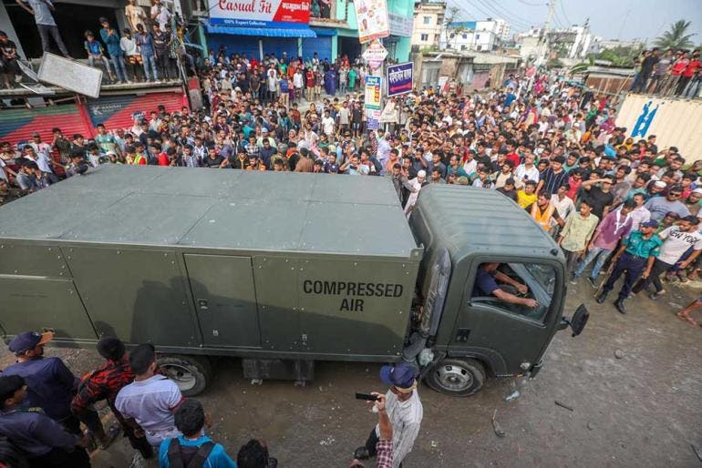 Avión se estrella contra campus universitario en Bangladesh, suman 16 muertos (Fotos: EFE)