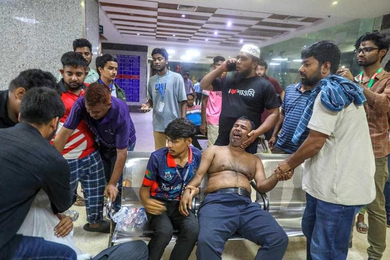 Avión se estrella contra campus universitario en Bangladesh, suman 16 muertos (Fotos: EFE)
