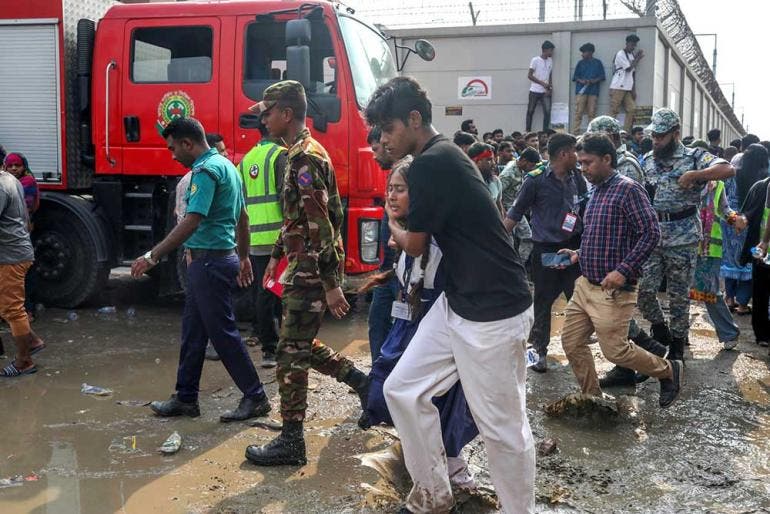 Avión se estrella contra campus universitario en Bangladesh, suman 16 muertos (Fotos: EFE)