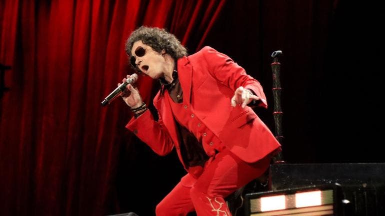 bunbury-se-molesta-con-fan