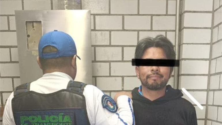cae sujeto presunta agresion mujer Metro La Paz