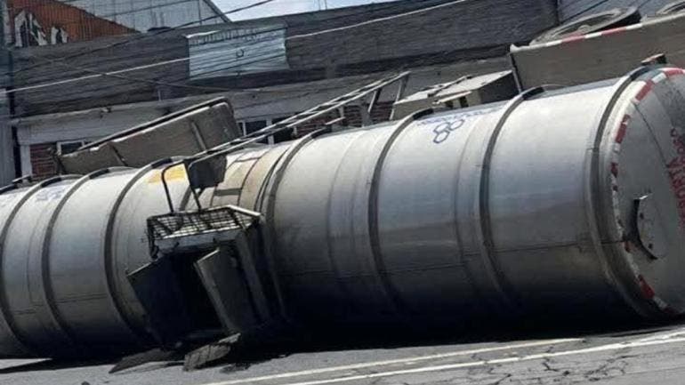 cierre total Mexico-Pachuca vuelca pipa combustible