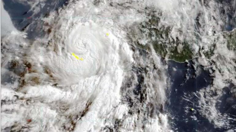 Flossie se intensifica a huracán categoría 2 frente a costas de Michoacán, Jalisco y Colima