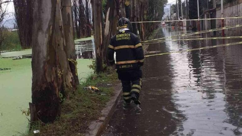 FOTOS Y VIDEOS | Lluvias provocan desbordamiento de canal en Tláhuac