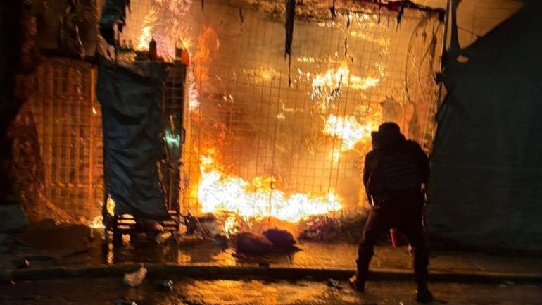 Policías evitaron que las llamas se extendieran