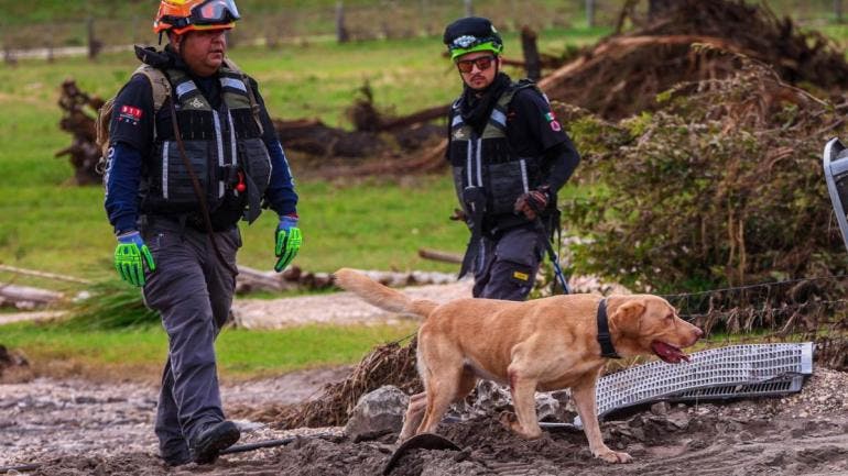 Fotos| Inician labores de búsqueda en Texas rescatistas y binomios caninos de NL