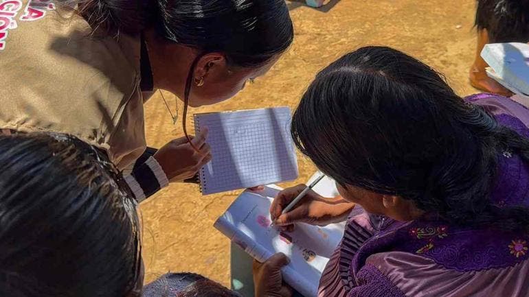 Jóvenes tzotziles combaten el analfabetismo en adultos mayores en Chiapas