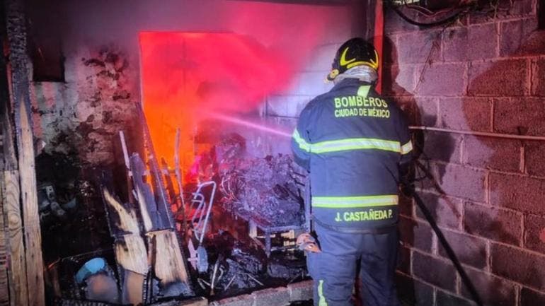 Mueren dos personas y once perros en dos incendios distintos en Xochimilco