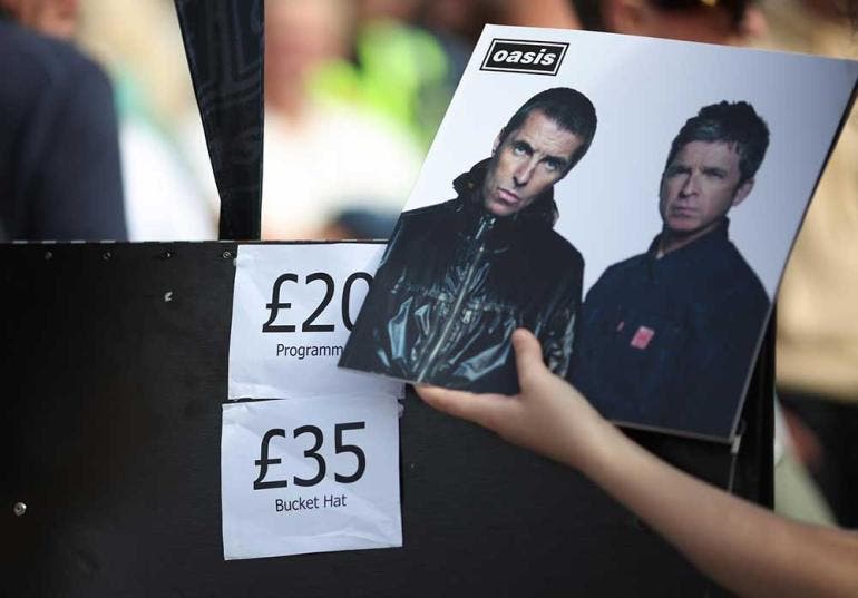 Con los Gallagher regresa la 'Oasismanía' e invade a Cardiff