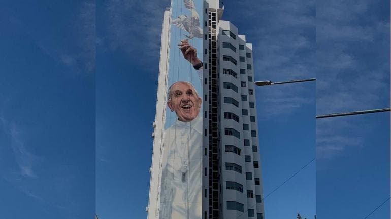 Pintan en Argentina mural de 50 metros en homenaje al papa Francisco