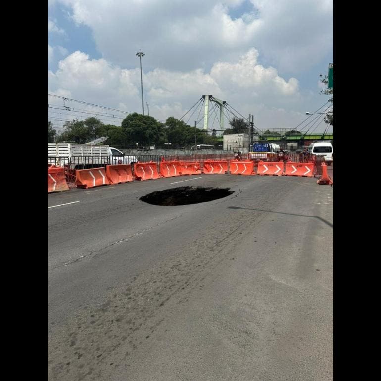 Atienden dos socavones en Calzada Ignacio Zaragoza, Iztacalco (Segiagua)