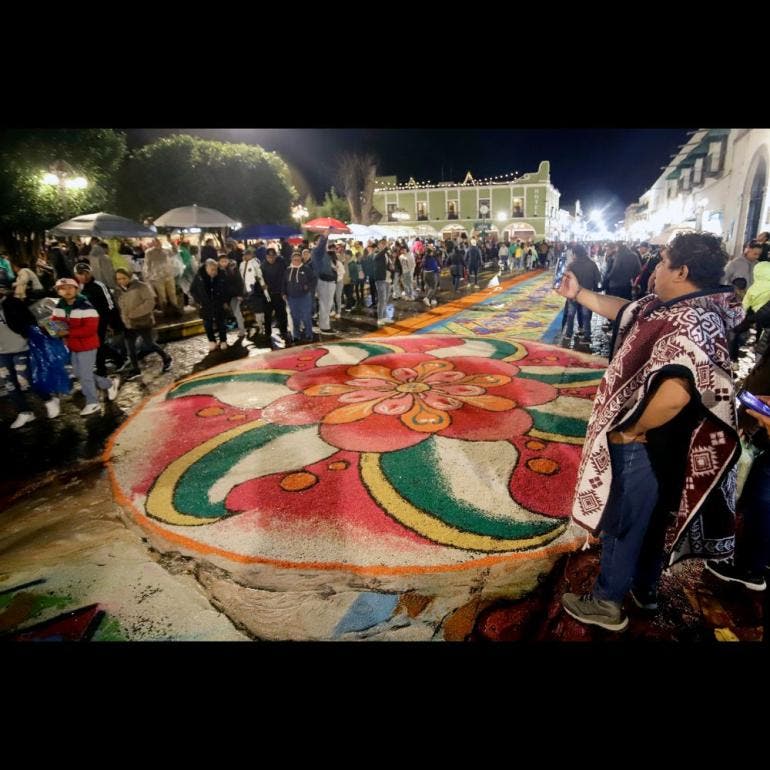 Tlaxcala se llena de color con tapetes monumentales en ‘La Noche que Nadie Duerme’ (EFE)