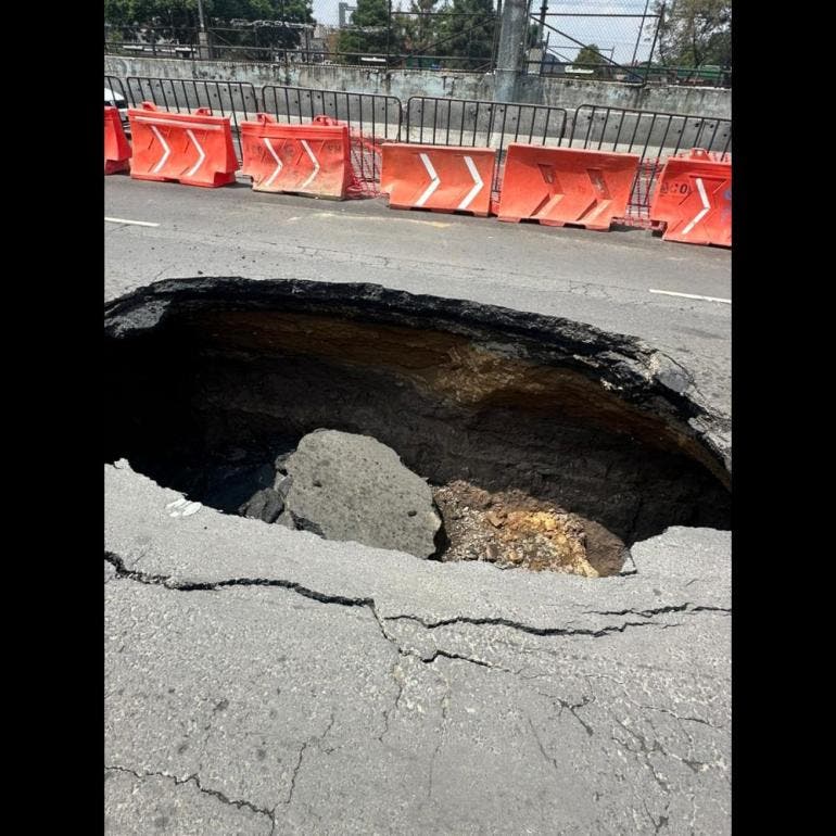 Atienden dos socavones en Calzada Ignacio Zaragoza, Iztacalco (Segiagua)