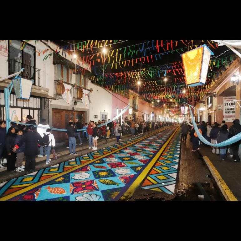 Tlaxcala se llena de color con tapetes monumentales en ‘La Noche que Nadie Duerme’ (EFE)