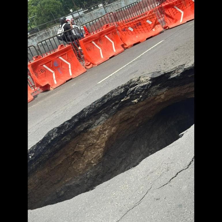 Atienden dos socavones en Calzada Ignacio Zaragoza, Iztacalco (Segiagua)