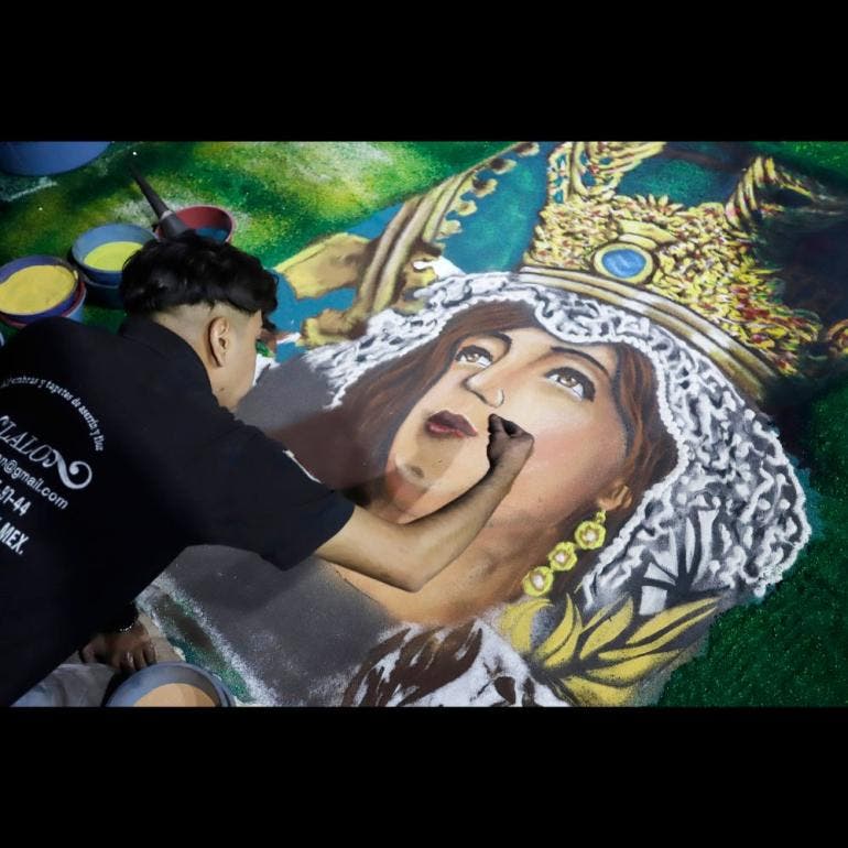 Tlaxcala se llena de color con tapetes monumentales en ‘La Noche que Nadie Duerme’ (EFE)