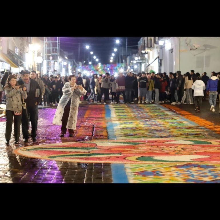 Tlaxcala se llena de color con tapetes monumentales en ‘La Noche que Nadie Duerme’ (EFE)