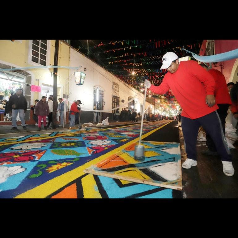 Tlaxcala se llena de color con tapetes monumentales en ‘La Noche que Nadie Duerme’ (EFE)