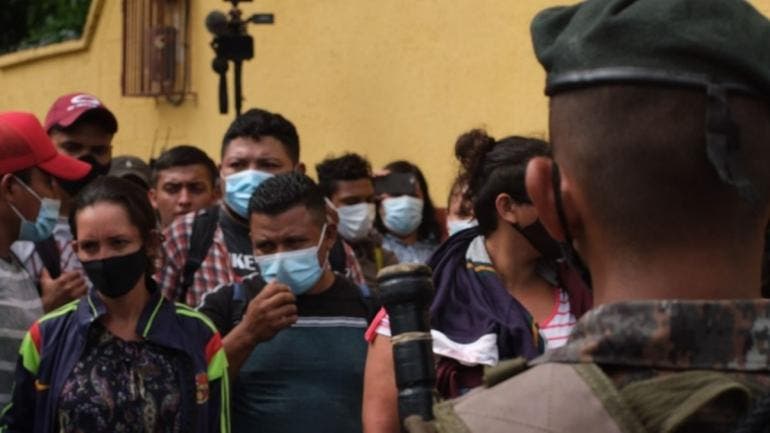 Caravana migrante esquiva obstáculos en Guatemala y camina con rumbo a EU