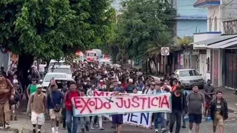 Caravana migrante parte de Tapachula a CDMX; exigen liberación de activista