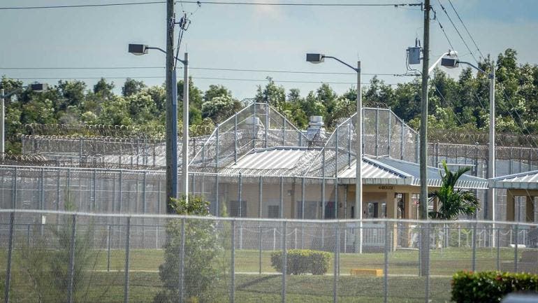Centro de detención de migrantes en Texas