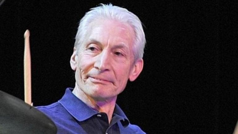 Libros de Charlie Watts, exbaterista de The Rolling Stone, se exponen en Londres previo a subasta