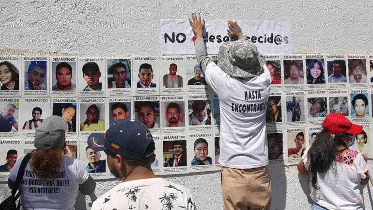 Colectivos pegan losetas con imágenes de desaparecidos en Fiscalía de Guerrero