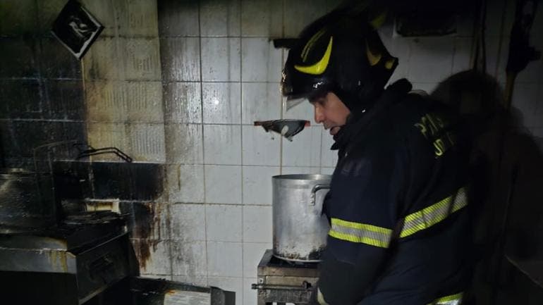 extinguen incendio bomberos Parque Delta