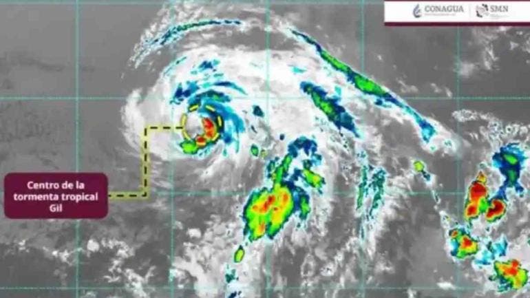 Huracán Gil se degrada a tormenta tropical y se aleja de costas mexicanas