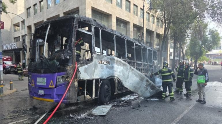 incendia autobus Centro Historico