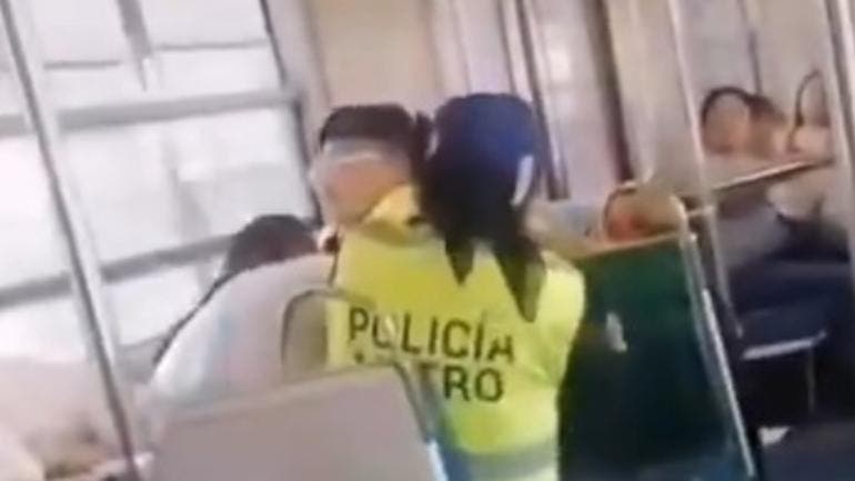 mujeres policia forcejean vendedor merengues Metro Consulado